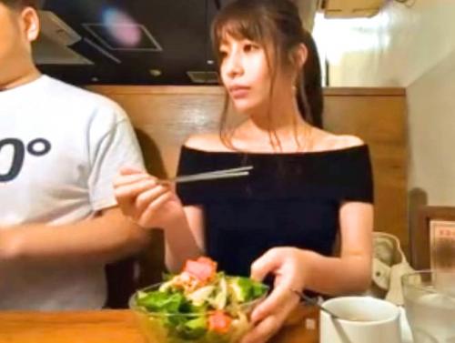 【人妻、不倫】スレンダー美乳の三十路妻が旦那に内緒で浮気！汗だくセックスの後の精子を丁寧に舐めとる淫乱ぶり。