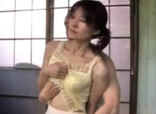 【人妻、寝取られ】ヘンリー塚本？細身の熟女が昼間っから不倫に溺れる。ちょっと強引な方が興奮するようだ・・・。