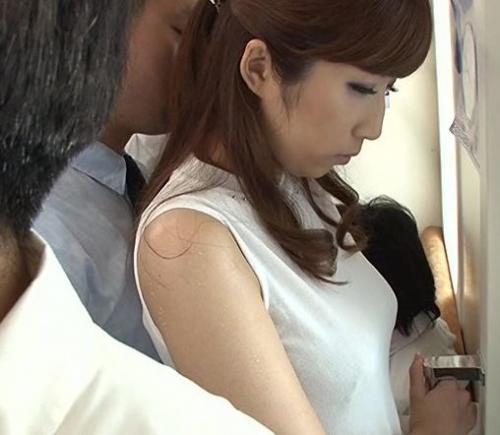 【痴漢】人妻が電車で痴漢！艶やかな色気を放つボディに男たちのチンポは無意識に勃起していた…