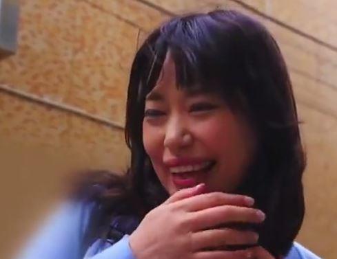 【人妻ナンパ】四十路の巨乳豊満人妻が初アナル責めを体験ｗ未知の快楽に声を抑えられず喘ぎまくり！