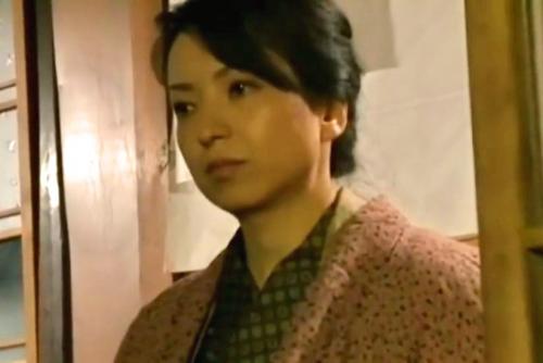 【ヘンリー塚本作品】桐島秋子。未亡人の寝込みを襲うのは許される辺境の村。今日も四十路熟女が数人の男に犯される！