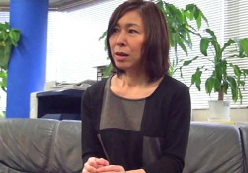 【五十路】長らくの間肉棒に触れていない人妻オマ〇コが挿入されて愛液だらだら大洪水！