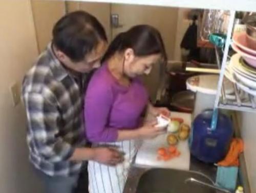 【熟女、家政婦】中出し！村上涼子。派遣された爆乳の四十路熟女に後ろから襲い掛かり膣内射精セックスする鬼畜な中年男。
