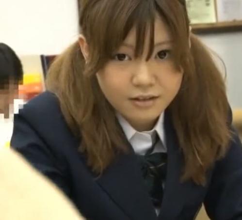 【痴女】図書館で小悪魔JKギャルがパンチラ誘惑！勃起チンポにつられてこっそりしゃぶっちゃうｗ