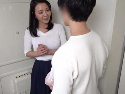 【人妻】何かと世話を焼いてくる五十路美魔女を部屋へ連れ込み肉棒の虜にする男ｗガチで口説いて盗撮！