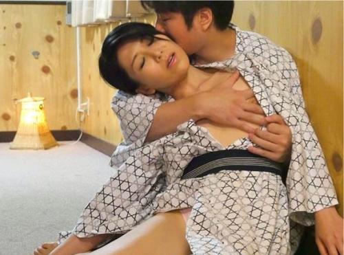 【近親相姦】娘婿が家族温泉旅行で熟女義母をNTR！本当の狙いは自分の嫁ではなく嫁の母だった…