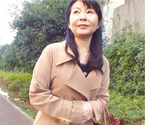 【五十路熟女】家事手伝いのため上京してきた義母と二人きり！歳にはそぐわない妖艶な色香を漂わず彼女に娘婿は思わず…