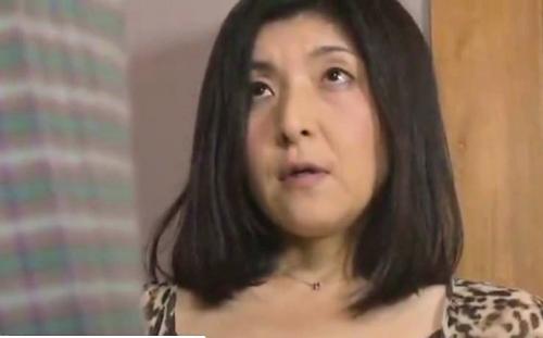 【ヘンリー塚本】五十路の性欲の強いおばさんが男を待ち伏せし立ちバックで寝取られる！「欲しかったの！コレが欲しかったの！」