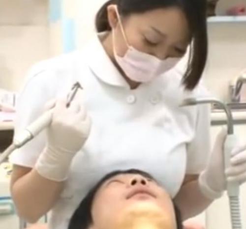 【歯科助手】お姉さんおっぱいが当たっちゃってチンポ大きくなりました。胸のドキドキを隠せない女ｗ