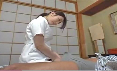 【出張マッサージ】男性客の股間が気になって仕方ない淫乱スレンダー巨乳でデカ尻のマッサージ師。我慢できずフェラ！膣内生挿入