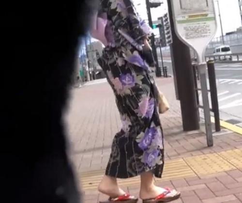 【痴漢】マジックミラーに先程まで乗車していた浴衣のお姉さんがバスで痴漢！感度MAXの身体で耐えられるのか？