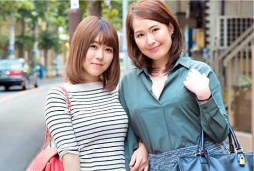 【ナンパ】街で見つけた母娘が予想外のドスケベでチンポをねだりよがり狂う不倫セックス！