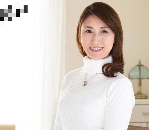 【初撮り】欲求不満な人妻熟女がAV出演！卑猥な喘ぎで男を誘惑でチンポを入れて欲しいと股を開く！