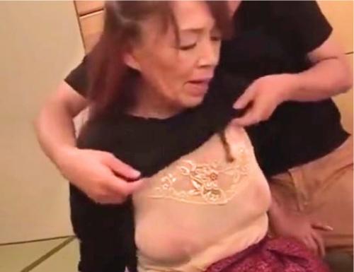 【六十路】伸び乳高齢熟女はまだまだ性欲盛り…若い男に身体を弄られて感じてしまう