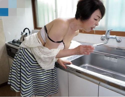 【五十路、おばさん】熟女な母の身体に欲情した息子、禁断の近親相姦セックスに溺れるまで時間はかからなかった。