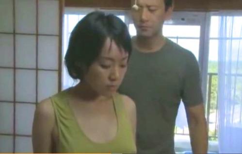 【ヘンリー塚本】近親相姦で犯されるショートカット美乳の女！団地の階段の踊り場でベロチューされ部屋で禁断のセックス！
