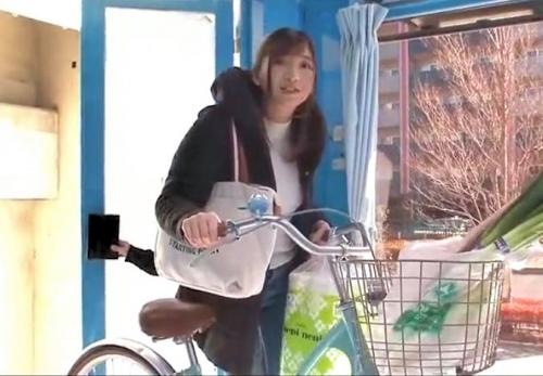 【MM、モニタリング】買い物帰りのカワイイ巨乳の人妻を車に連れ込み脱がすとマン毛剛毛！アクメ自転車で奥様はイケるか？