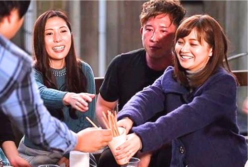 熟女ママ友たちが大興奮！王様ゲームのいいなりで大学生と乱交不倫セックスに溺れてしまう
