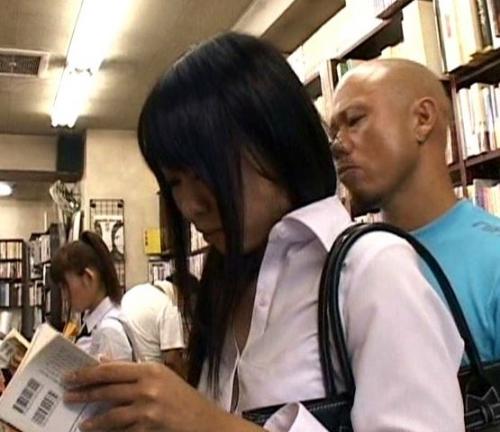 【レイプ】「濡れちゃった…」目の前で痴漢を見せつけられるウブな制服美少女！愛液塗れのオマ◯コにチンポが迫るｗ