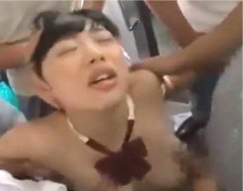 【JK】巨乳制服美少女が電車で集団痴漢レイプ！チンポを擦り蹂躙され続ける乳首クリ責めに号泣…