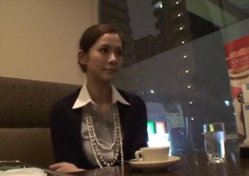 【熟女ナンパ】知的な顔してド淫乱のスレンダー美人妻のフェラ抜きと乱暴なセックスにアヘアへ！この動画って人気ありましたね！