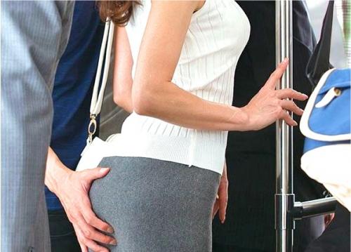 【痴漢】電車のなかで尻を触られ年甲斐もなく股が疼く50代熟女…再び肉欲が渦巻く地へ！