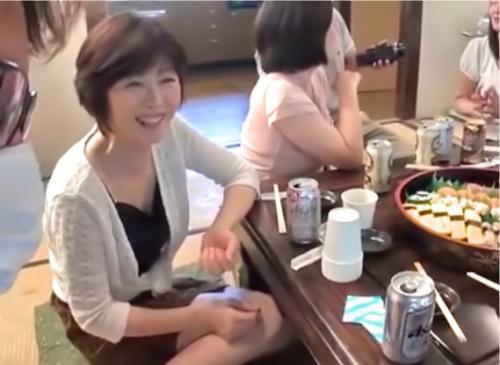 【熟女】欲求不満すぎるおばさんたちを集めて乱交SEX！男を見ればチンポを触ってくる痴女…