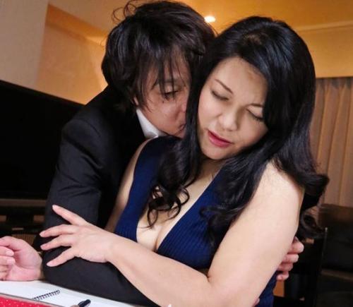 【嫁の母】ぽっちゃり巨乳人妻熟女のお口へ強引にチンポをねじこむ娘婿！義母と秘密の蜜月関係…