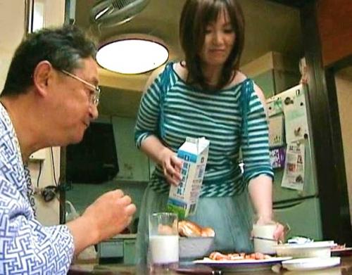 【ヘンリー塚本】やめられない義理の父との義理の母との家庭内不倫セックス！「ああ～気持ちイイわぁ～」