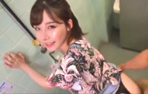 【深田えいみ、中出し】公衆便所、立ちバックで精子を膣内で全て飲み込む淫乱なスレンダー美巨乳の女・・・。