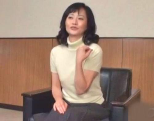 【五十路】細身の美熟女が水着に！色っぽい顔・・・たしかこの後・・・どうだっけ？