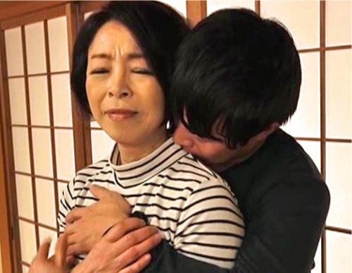 【母子相姦】人妻熟女母と二人っきりで温泉旅行！母の身体に欲情し肉体関係をもってしまった息子