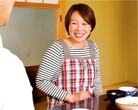 五十路の爆乳デカ尻未亡人熟女とヤれると企んで農家の研修に参加した男