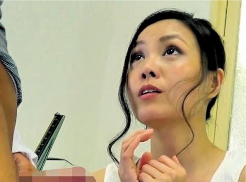 夫のED治療のために病院にきたセックスレス人妻がデカマラ晒されて欲求爆発不倫SEX