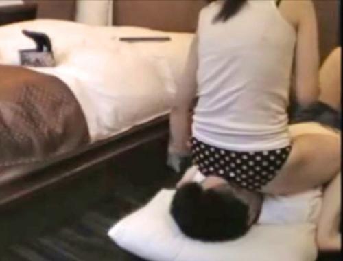 【素人、マニア】顔面騎乗位で窒息の危険？！ドMな男が女たちにすっごい勢いで顔を踏まれ腹を踏みつけられる！