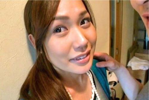 【人妻熟女】トンデモ奥様が不倫！旦那が休日のとき家でくつろいでるのに他人棒とギシアン！