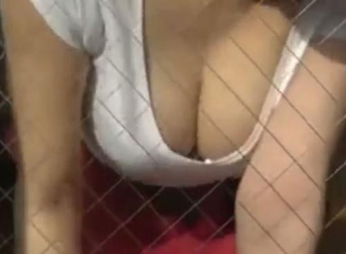 【人妻】家事代行の熟女が巨乳の谷間を見せつけお掃除！激しく揺れたおっぱいにセンズリが止まらないｗ