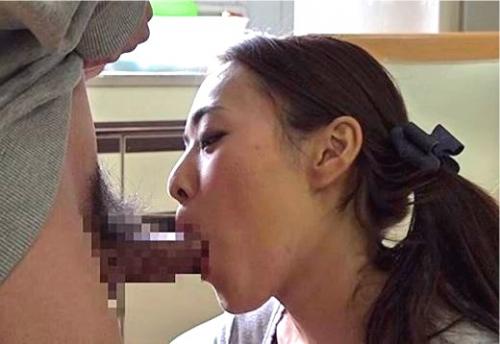 隣のド変態熟女団地妻にクスリを飲まされて強制勃起させられた童貞チンポ！筆おろしで精子残数0！