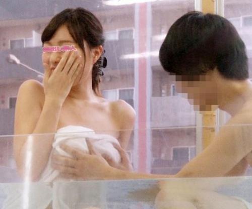 【MM×JD】神乳の大学生男女が混浴マッサージ！お金に釣られて一線を超えた挿入を許しちゃう！