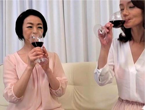 【人妻セレブ】抑えきれない性欲はレズで解消！熟女母たちのエロすぎるお茶会