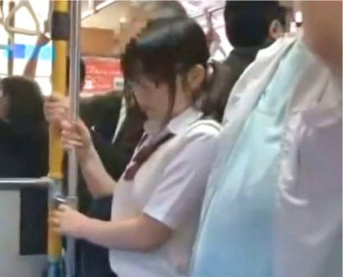 地味系なメガネJkをバス内で痴漢レイプ！オマ◯コだけでなく尻穴まで凌辱され未体験の絶頂へ…