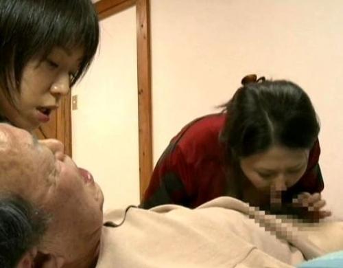 【ヘンリー塚本】接吻しながら腰を振る人妻熟女！義理の父親と娘と一緒に卑猥すぎる親子丼！