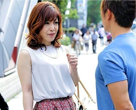 【熟女ナンパ】夫のよりも段違いにデカいオチンポを挿れられて女が目覚めてしまった人妻の不倫NTR！