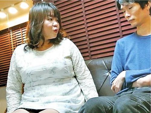【NTR】隣の五十路ぽっちゃり団地妻の揺れるおっぱいに勃起！若い肉棒にイカされてしまう女！
