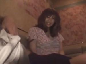 巨乳ミニスカ三十路ギャル系人妻をカラオケにナンパして肉棒ぼろん！手コキフェラしてくれました