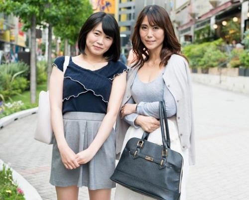 【親子ナンパ】娘の前でビクビクッとイキそうになっちゃう不倫人妻母！釣られて娘も股を濡らす…