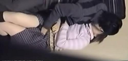 【リアル、盗撮】ひと気のない場所で必死に手マンしている素人カップルをのぞき見てみよう。