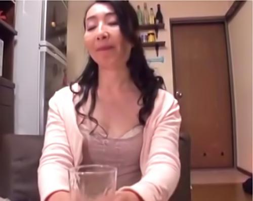 五十路の義母が性欲ありすぎてヤバい！娘婿を押し倒して生ハメSEXを要求する