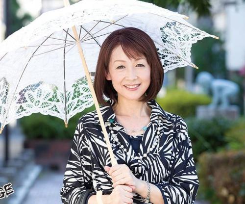 【初撮り熟女】「年甲斐もなく、すみませんおばさんで・・・」上品なスレンダー熟女。顔に似合わずドスケベでした！