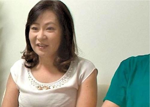 【モニタリング】五十路熟女母がお金に釣られて息子と近親相姦！激しい手コキで射精を促す！
